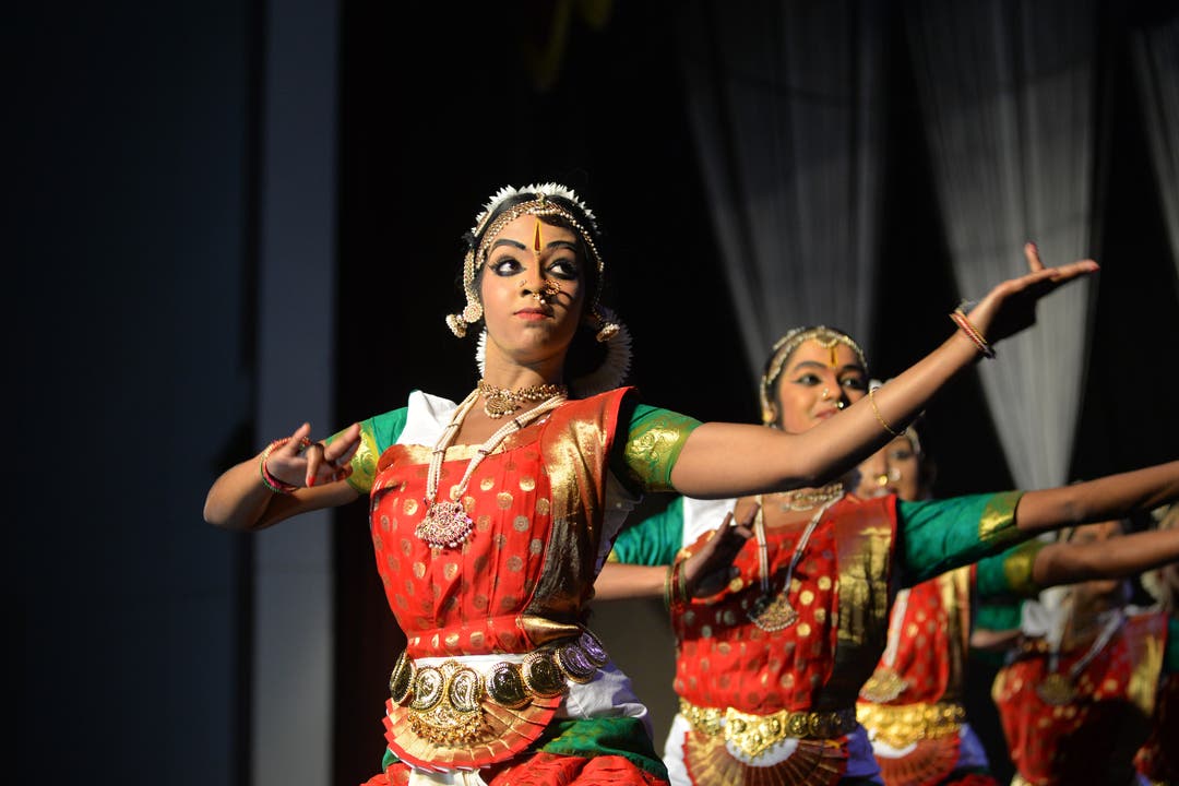 Die Tanzgruppe mit Dhiviyaa Satkunanathan (vorne) und Melbaa Kilbert erzählte eine Geschichte des Gottes Vishnu.