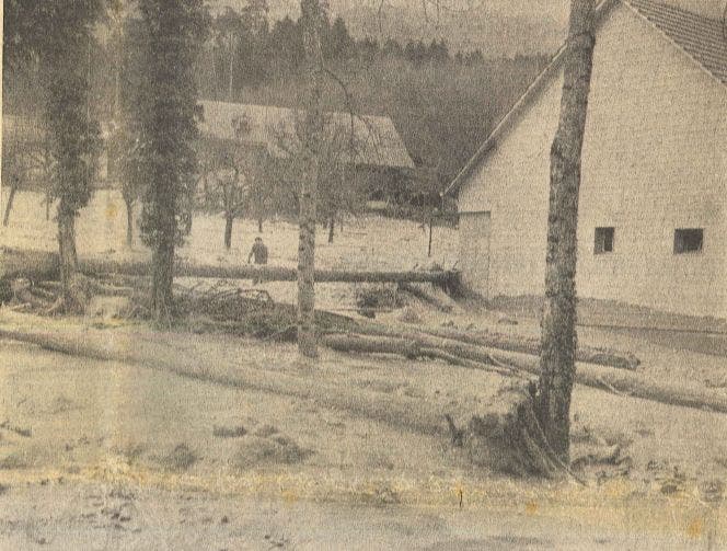 Schlammkatastrophe in Selzsach 1970 Chänelmoos, das von der Katastrophe am schwersten betroffene Gebiet. Man beachte im Vordergrund die grossen Eisenblöcke. Am Haus rechts sieht man die Spur des höchsten Standes der Schlammflut.