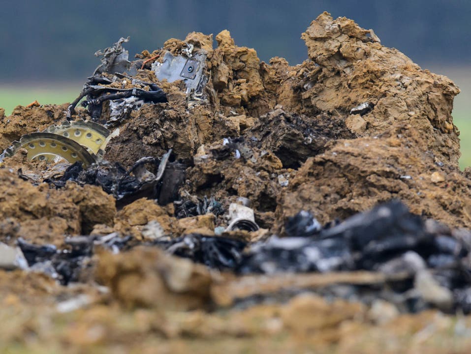 14. Oktober 2015 Der Pilot wird verletzt. Im Bild die Trümmer des abgestürzten Kampfjets.