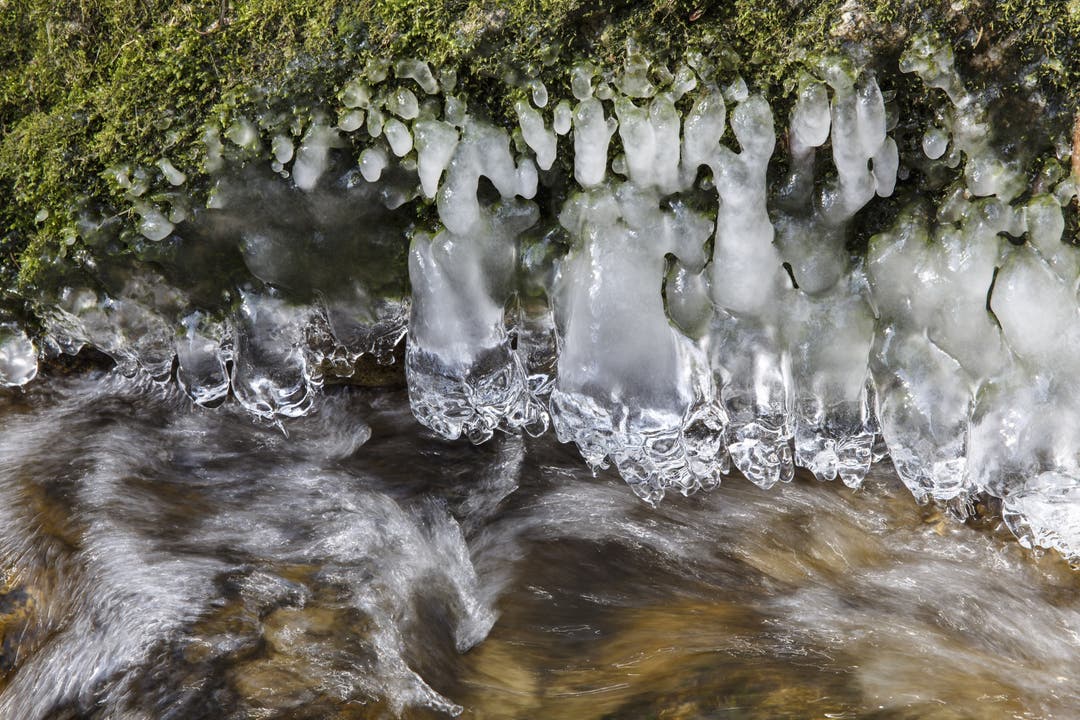 Die Verenaschlucht schmückt sich bei diesen arktischen Temperaturen mit glitzernden Eiskristallen.