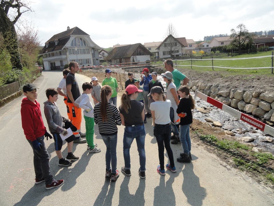 Am Montag konnten die Kinder der Unterstufe von Rüti bei Büren am Bach entlang einheimische Sträucher pflanzen.
