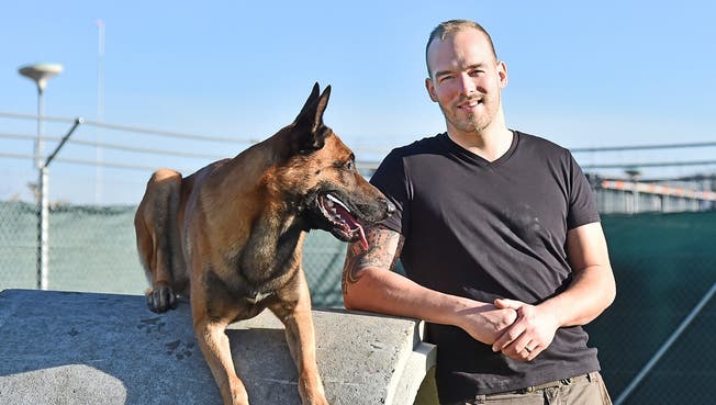 Tierpensions-Betreiber Piet Umiker mit seinem Hund.