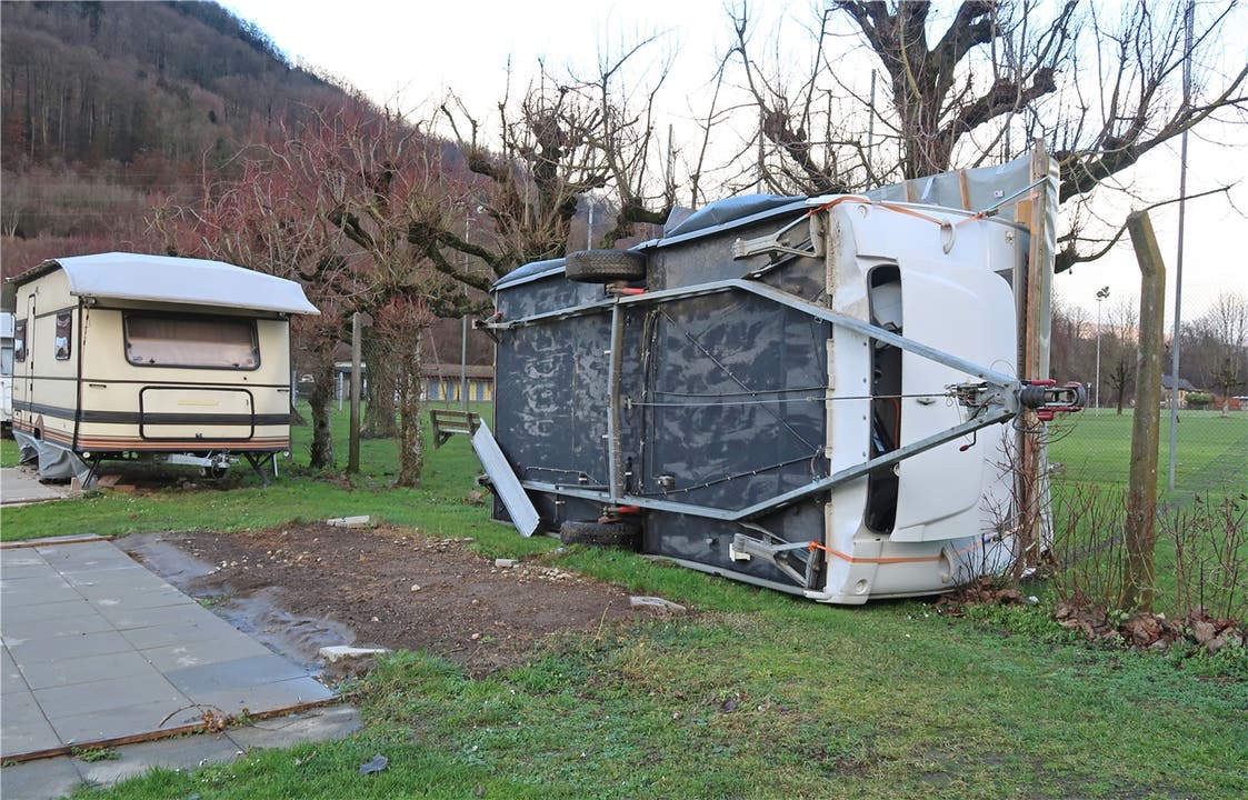 Auf dem Campingplatz Wiggerspitz in Aarburg verschob der Sturm Burglind eine ganze Reihe Wohnwagen, einen kippte er gar.