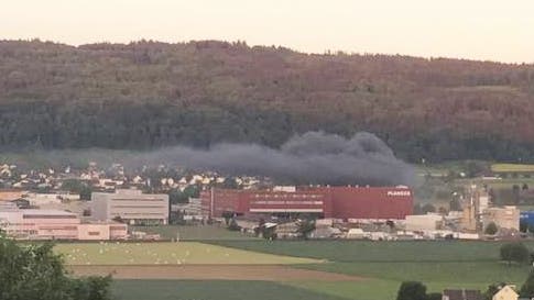 Rauchwolke über Villmergen – das Leserbild stammt von 6.14 Uhr.