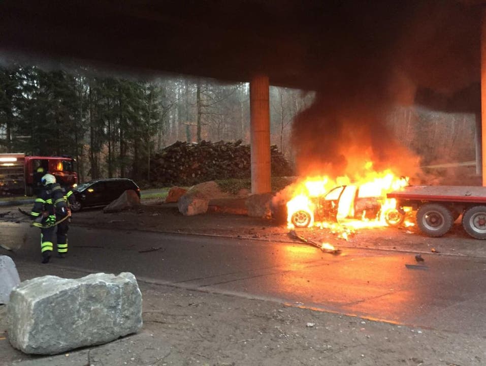 Galmiz (FR), 12. März Zwei Autofahrer sind bei einem spektakulären Verkehrsunfall in Galmiz FR verletzt worden. Der eine Wagen brannte komplett aus.