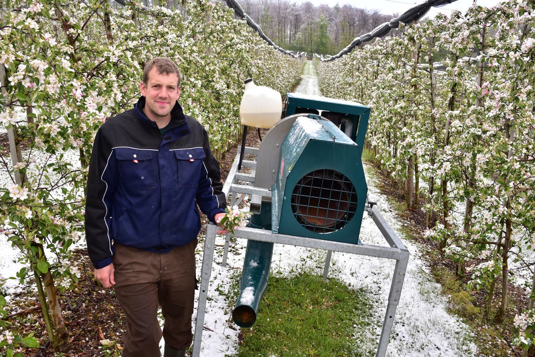 Obstbauer Mathias Anderegg mit einem der drei Frostschutzgebläse in der Apfelplantage in Wangen bei Olten