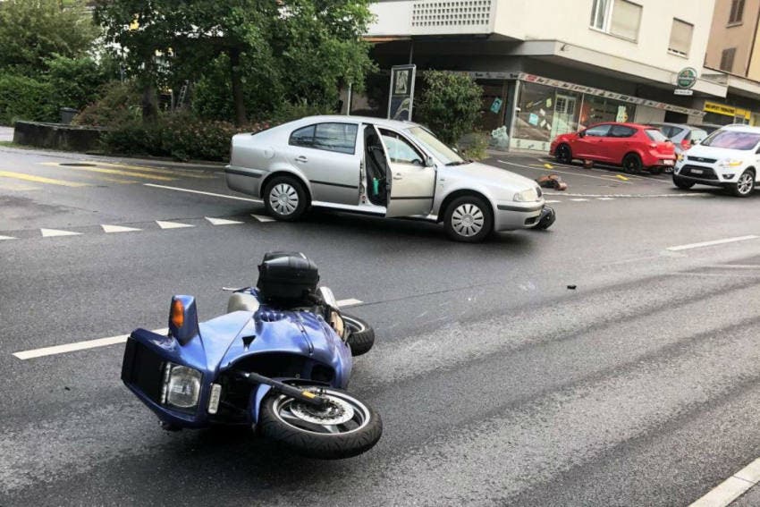 Glarus, 12. Juni Die Lenkerin eines Personenwagens wollte abbiegen, dabei übersah die 30-Jährige einen 58- jährigen Motorradfahrer. Bei der Kollision zogen sich die Unfallbeteiligten Prellungen zu.