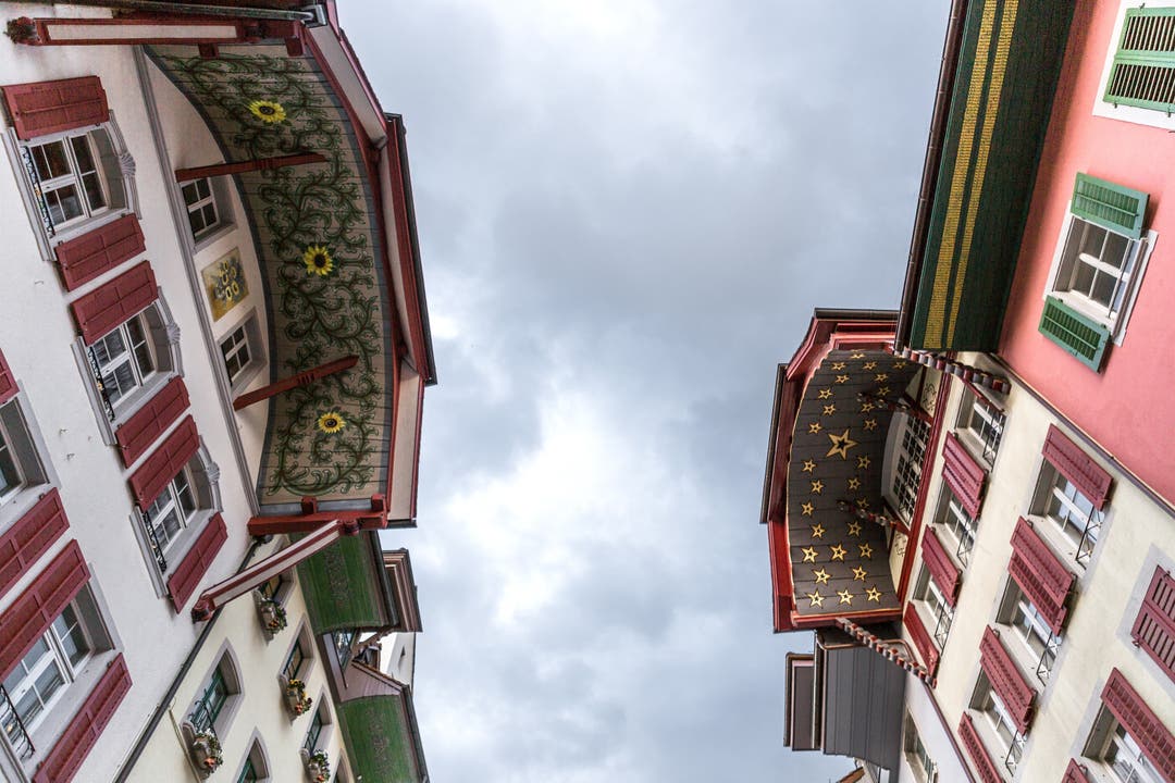 Kunstvoll verzierte Giebel in der Altstadt sind seit Jahrhunderten ein Wahrzeichen der Stadt.