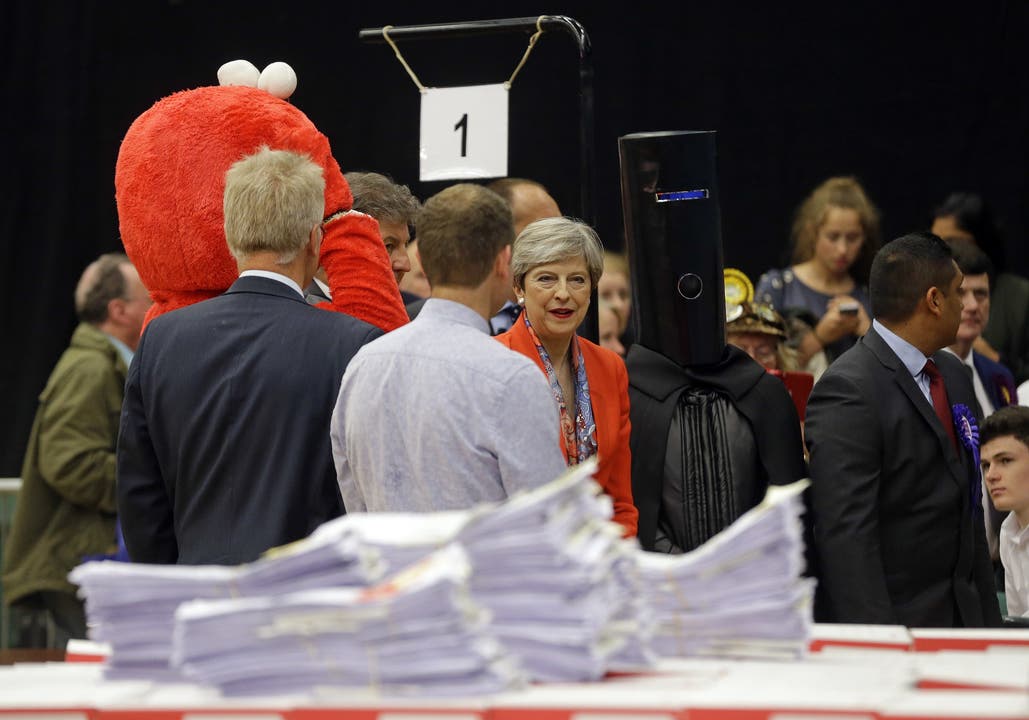 Kurioser Kandidat: "Lord Buckethead" in Maidenhaed neben Premierministerin Theresa May.