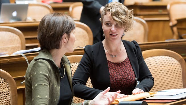 Der erste Tag in Bundesbern: Die neue Aargauer Nationalrätin Irène Kälin (30, rechts) im Gespräch mit Grünen-Präsidentin Regula Rytz. ALESSANDRO DELLA VALLe/Key