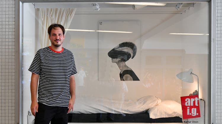 Dieser Künstler schläft freiwillig vier Tage in einem Schaufenster