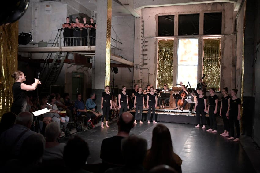 Der Mädchenchor, die Musikanten und das Publikum geniessen ein Konzert in einem aussergewöhnlichen Rahmen.