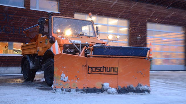 Natur versus Technik: Bei starken Schneefällen stehen die Limmattaler Räumfahrzeuge fast rund um die Uhr im Einsatz.