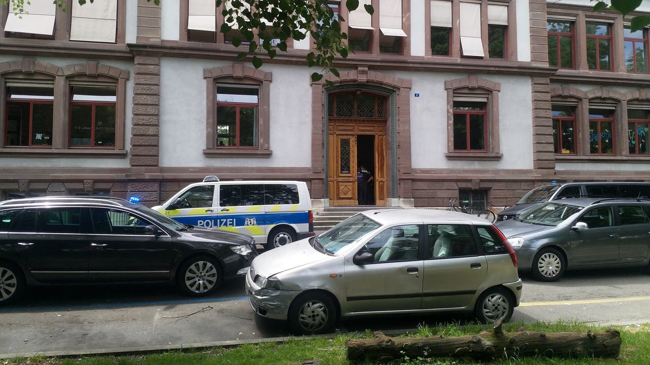 Hier werden die Schülerinnen und Schüler aus dem St. Johanns-Schulhaus evakuiert.    