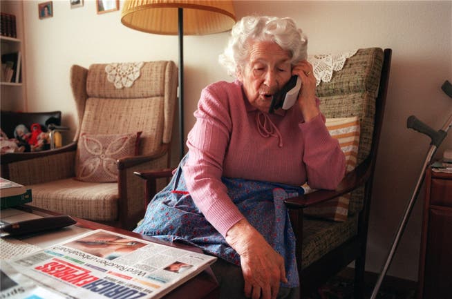 Fiese Masche: Enkeltrickbetrüger nehmen mit älteren Menschen telefonisch Kontakt auf, geben sich als Verwandte in Not aus und fordern Geld. Symbolbild: keystone