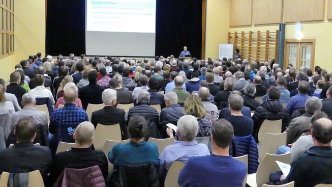 Deutlich über 300 Personen verfolgten in Beinwil die Ausführungen von Louis Lutz von der Windpark Lindenberg AG.