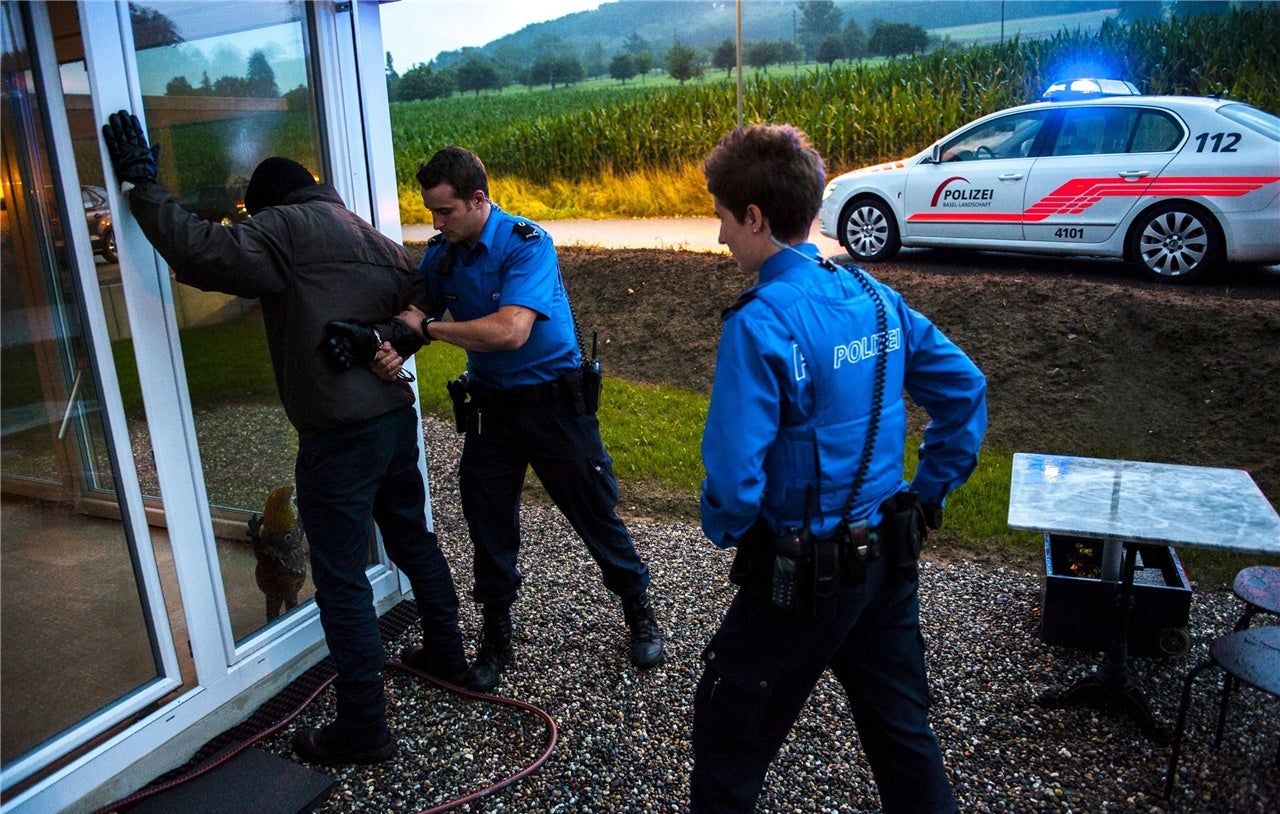 Urdorf - Private Fassen Zwei Einbrecher Nach Verfolgungsjagd