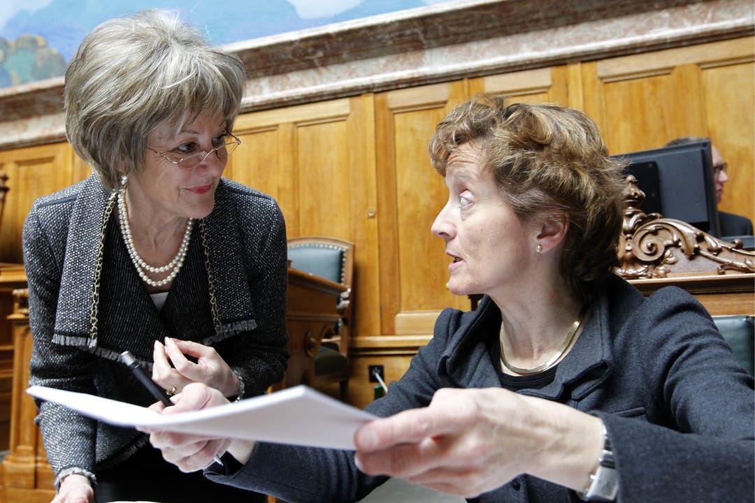 Auf Du und Du mit den Entscheidungsträgern: Wirtschaftspolitikerin Susanne Leutenegger Oberholzer im März 2010 im Gespräch mit der damaligen Finanzministerin Eveline Widmer-Schlumpf.