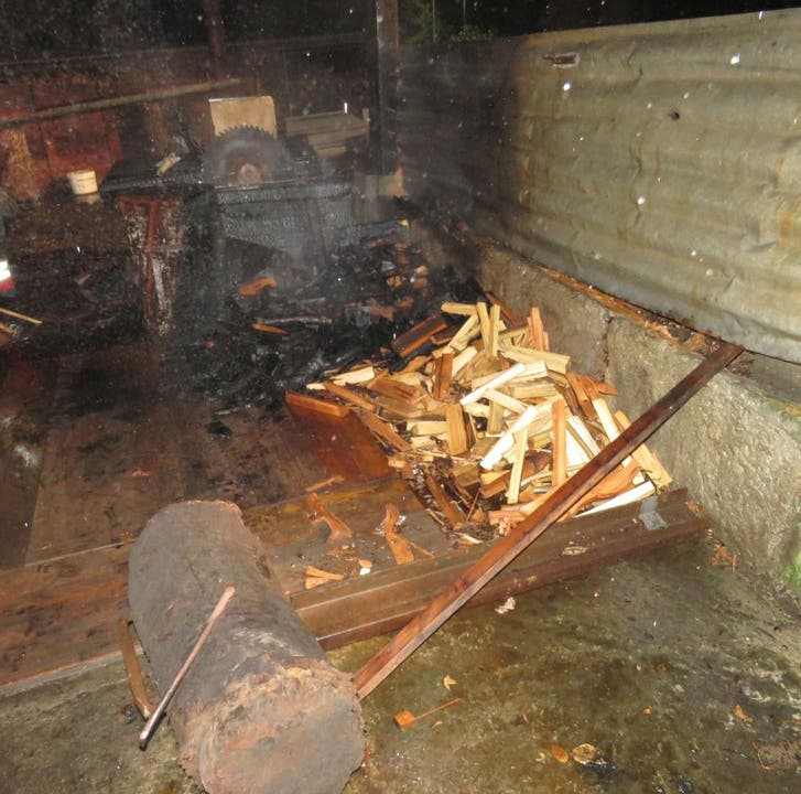 Unbekannte setzten einen Holzstapel in Gebenstorf in Brand.