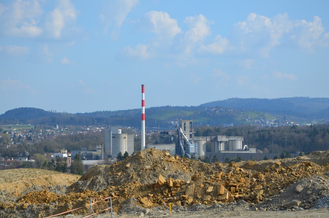 Eine Fahrt durch den Steinbruch Jakobsberg-Egg Blick Richtung Wildegg auf die Zementfabrik