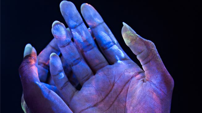 Hände weg von den Händen: Bakterien in Ultraviolett-Licht sichtbar gemacht.Getty Images