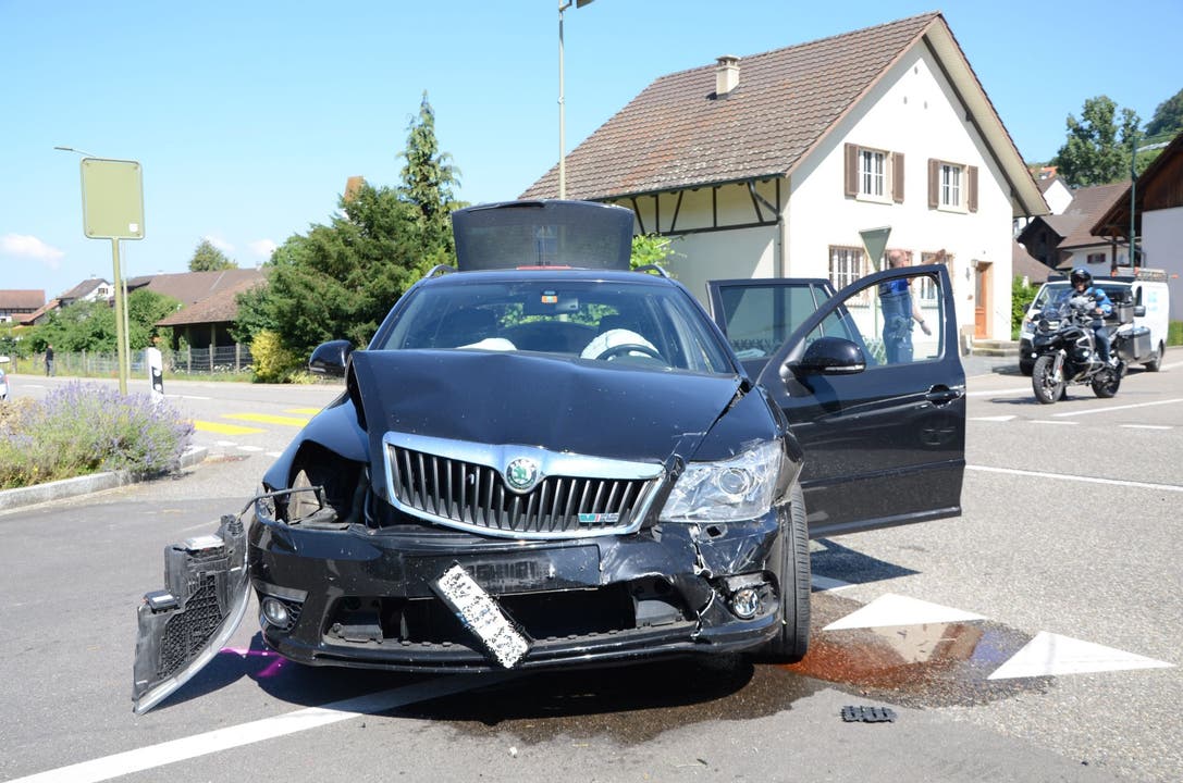 Maisprach BL, 27. Juni Auf der Hauptstrasse in Maisprach ereignete sich am Mittwochmorgen um 10.30 Uhr eine Kollision zwischen zwei Personenwagen. Zwei Personen wurden dabei verletzt. An den Fahrzeugen entstand Totalschaden.