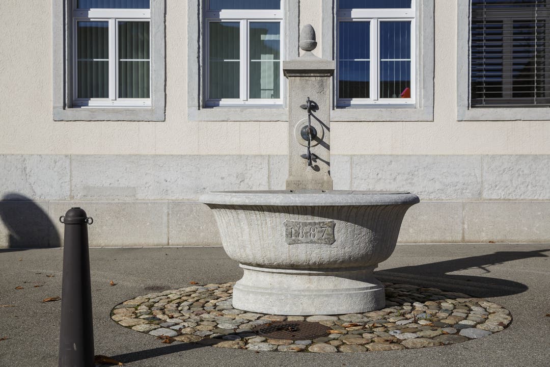 Der Brunnen an der Hauptstrasse 20 in Luterbach Der Schulhausbrunnen stammt aus dem Jahr 1887