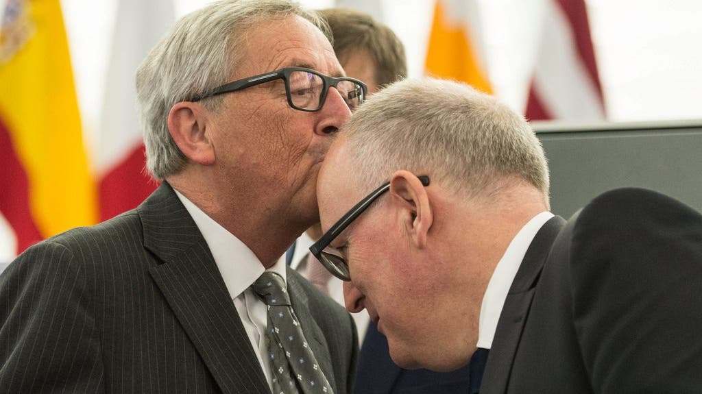 Juncker küsst Timmermanns ... am Ende erwischt Junker auch Timmermanns.