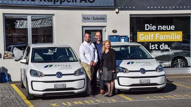 Offizielle Übergabe der beiden VW up: Diego Schultheiss, Auto Käppeli, Domenic Philipp, Vorstandspräsident Spitex, und Geschäftsleiterin Christine Kaspar Frei.
