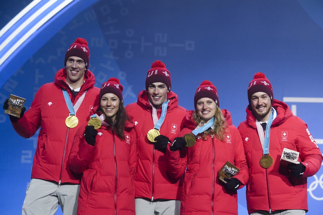 Goldmedaillen auch für das Schweizer Ski-Team Von links: Ramon Zenhäusern, Wendy Holdener, Daniel Yule, Denise Feierabend, and Aerni.