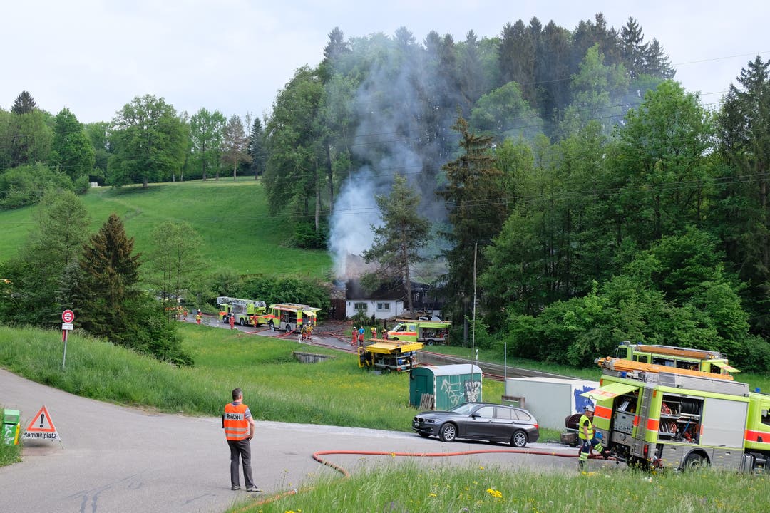 Der Rauch war schon von weitem zu sehen. Einfamilienhaus brennt an der Luzernerstrasse in Birmensdorf am 7. Mai 2018