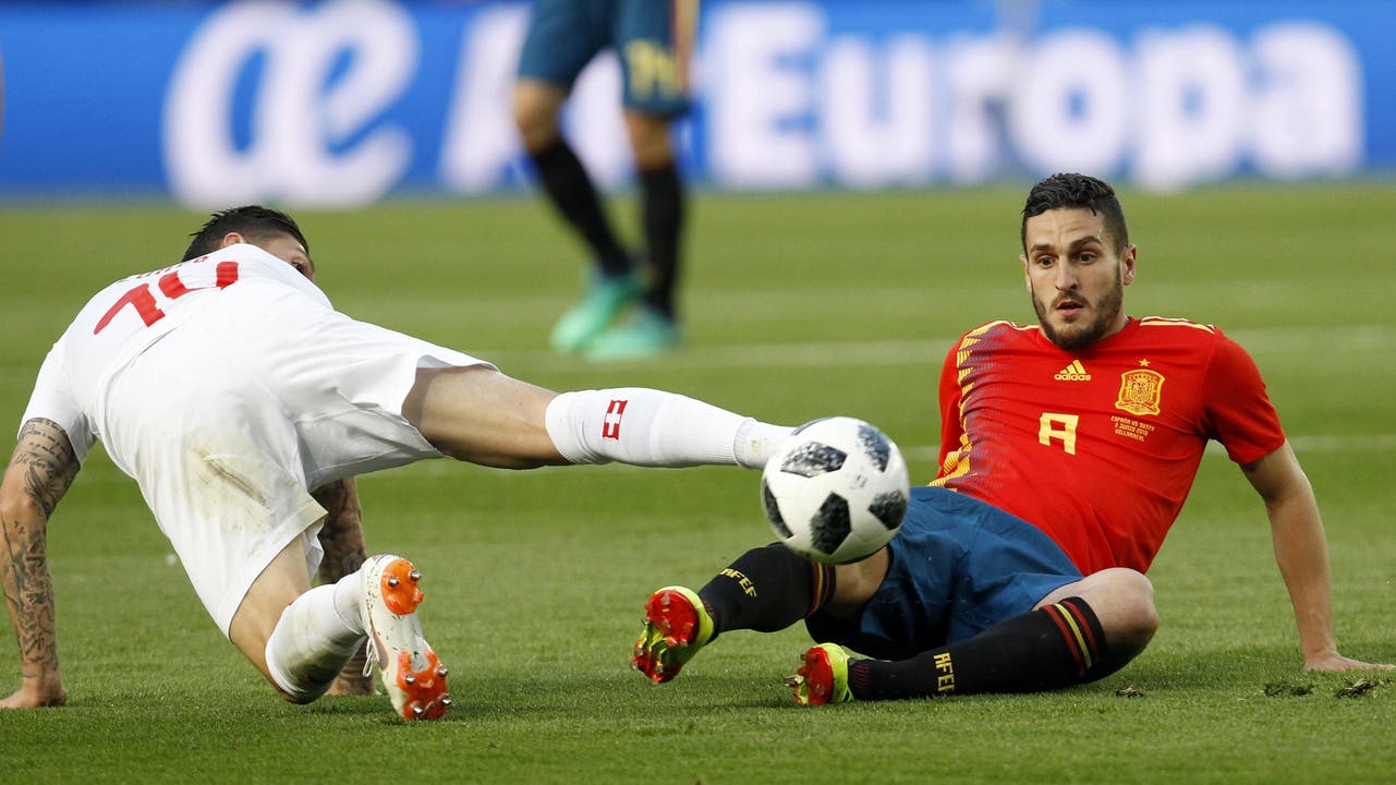 Der Spanier Koke kämpft mit Blerim Dzemaili um den Ball. Das Spiel ist sehr umkämpft.