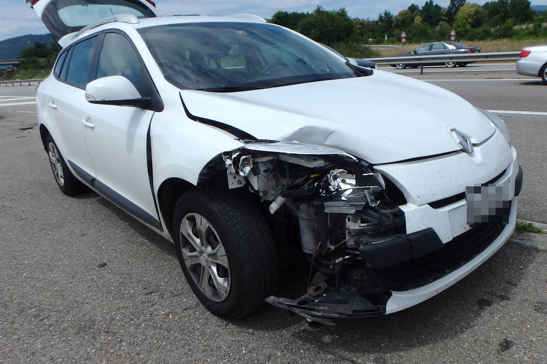 Rothrist AG, 24. Juni Bei der Autobahnverzweigung A1–A2 ereignete sich am Sonntag eine Auffahrkollision zwischen zwei Autos. Zwei Personen wurden leicht verletzt. Dem Verursacher wurde der Führerausweis abgenommen.