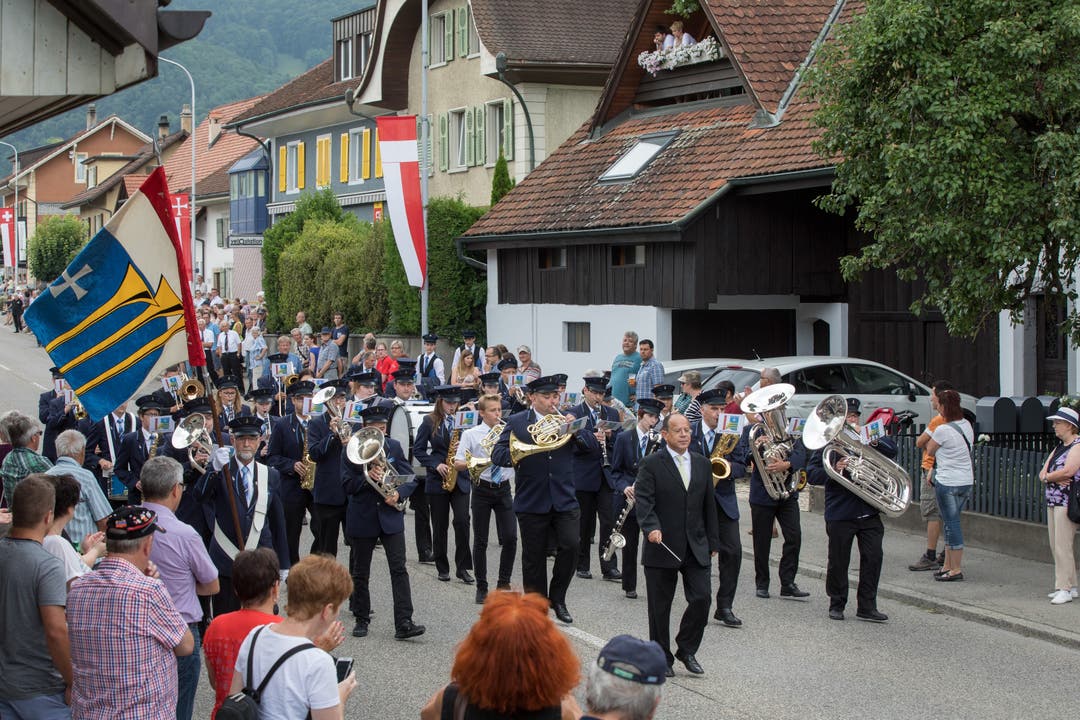 Parade der MG Frohsinn Neuendorf unter der Leitung von Urs Heri