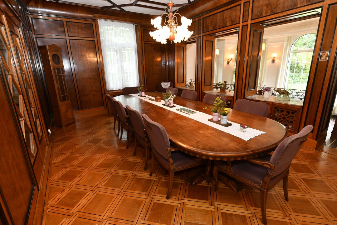 Villa der Familie Michel aus dem Jahr 1895 Sitzungszimmer mit einem Tisch, der in der Schweizerischen Kreditanstalt Zürich stand und hätte entsorgt werden sollen.