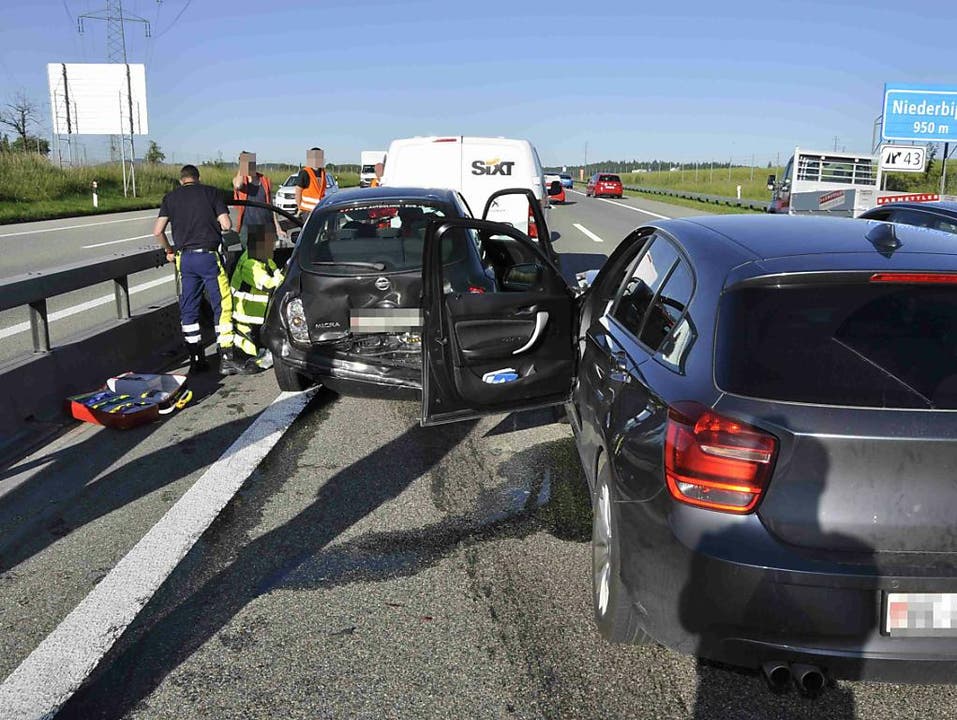 Niederbipp (SO), 8.Juni Auf der Autobahn A1 bei Niederbipp kam es um 19 Uhr im dichten Verkehr zu einer Auffahrkollision mit 4 beteiligten Autos. Eine Lenkerin wurde leicht verletzt.
