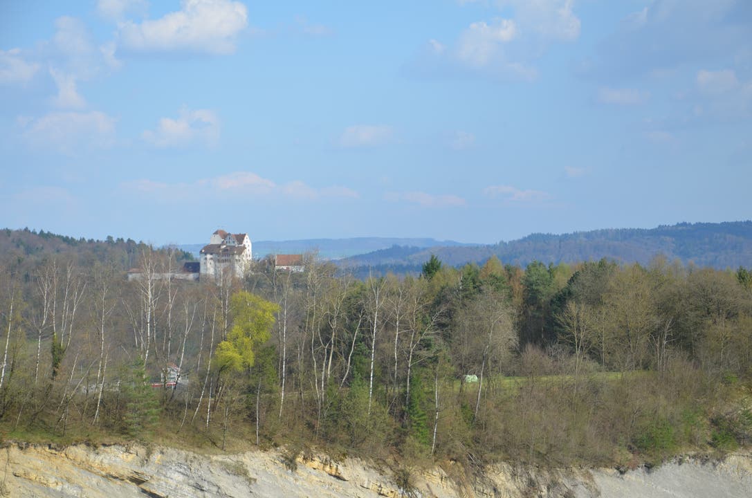 Eine Fahrt durch den Steinbruch Jakobsberg-Egg Blick auf das Schloss Wildegg.