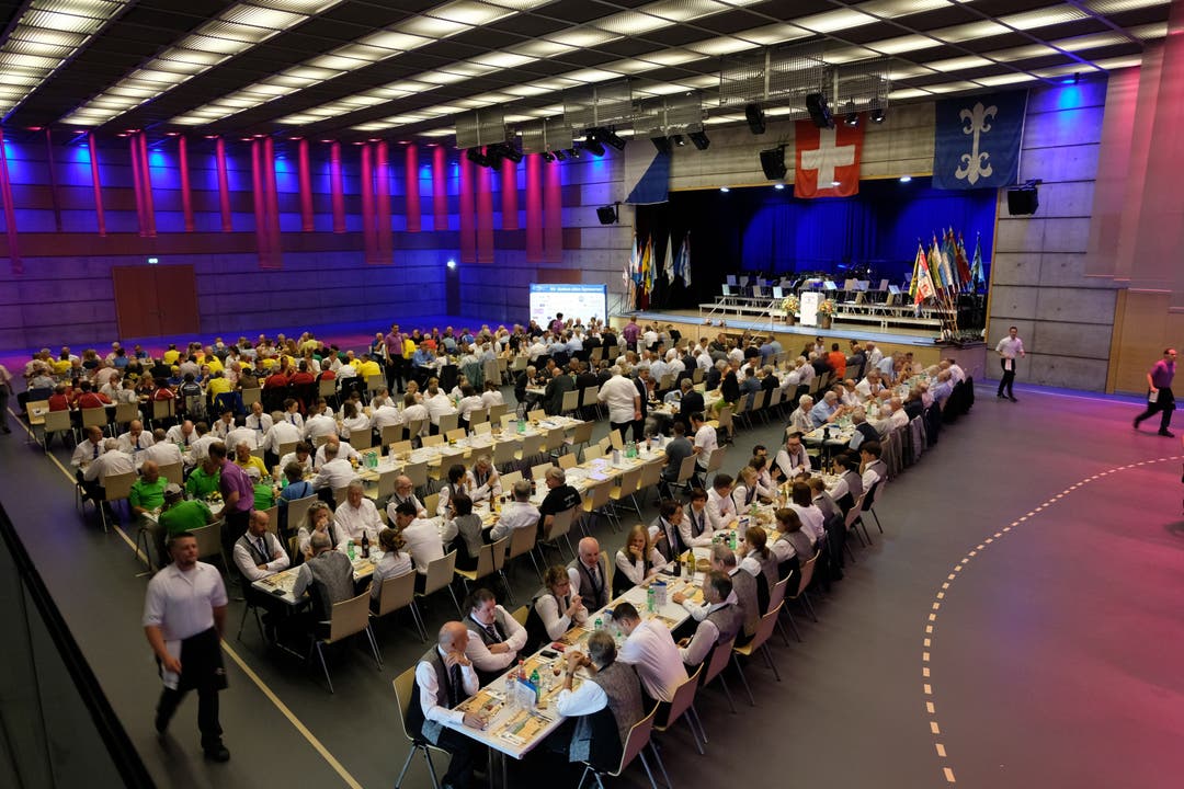 Viele Gäste versammelten sich zum offiziellen Tag des Kantonalschützenfests in der Stadthalle Dietikon.