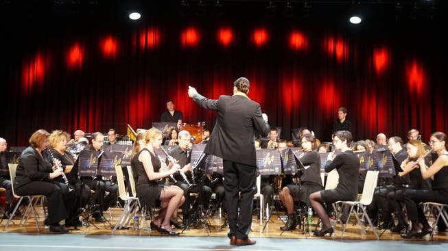 Die über 50 Musikanten des Musikvereins Harmonie Schlieren hielt einige Überraschungen fürs Dietiker Publikum bereit.
