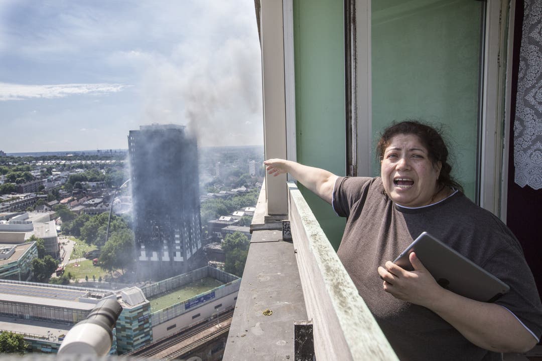 Anwohnerin Georgina steht nach dem Brand schockiert auf dem Balkon.