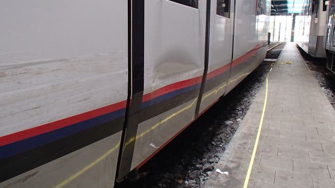 Der Unfallschaden an der Zugkomposition beläuft sich auf mehrere zehntausend Franken.