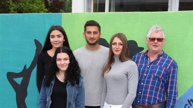 Helfen Rumänien (v.l.): Die Schülerinnen Sara Z. und Sumeja, Marius Arsene, Francesca Stanciu und Stefan Wagner.