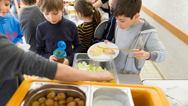 Mittagessen, Zvieri und Aufgabenhilfe sind tragende Elemente der schulischen Tagesangebote. (Archivbild)