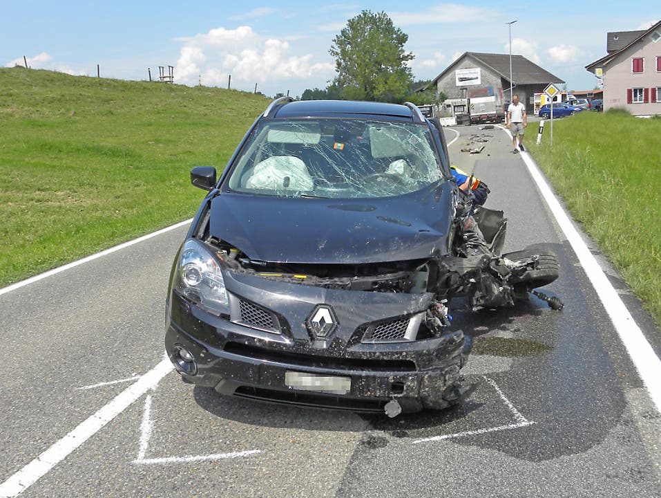 Winden TG, 6. Juni Grosser Sachschaden und zwei Verletzte: Das ist die Bilanz eines Verkehrsunfalls vom Mittwoch im thurgauischen Winden. Eine 89-jährige Autofahrerin geriet auf die Gegenfahrbahn und kollidierte mit einem Auto.
