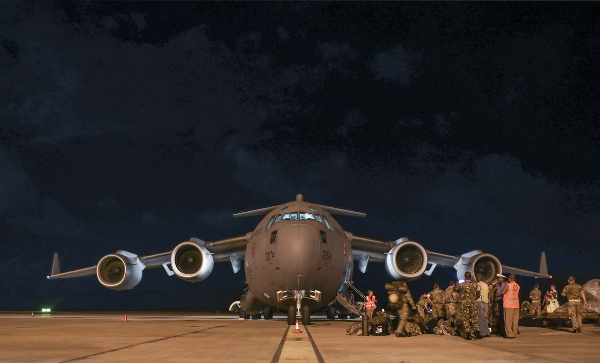 Eine C-17-Maschine der Britischen Königlichen Luftwaffe landet auf Barbados.