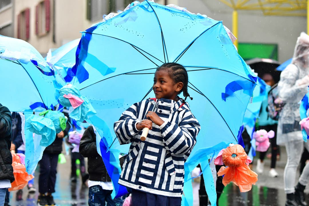 Die Schülerinnen und Schüler des Säli-Schulhauses dankten es ihren Lehrern: Sie fanden unter Schirmen Schutz vor der Nässe.