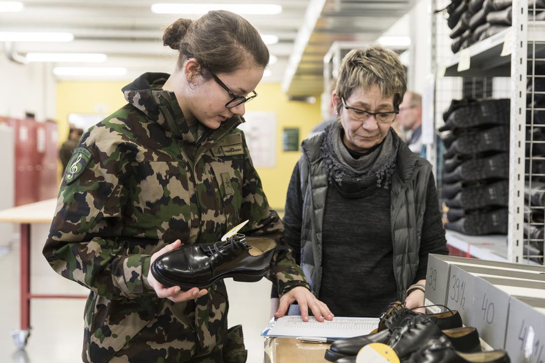Ausgabe der Instrumetne an die Militärmusik-Rekruten in Othmarsingen Rekruten der Militärmusik erhalten ihre Instrumente sowie weitere Ausrüstung, am 15. Januar 2018 im Armeepark Othmarsingen.
