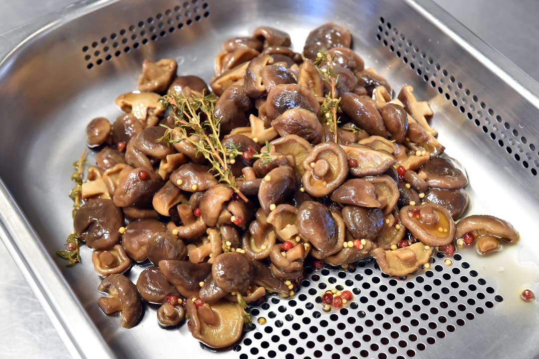 Die Shitake-Pilze werden mit Essig, Kaffee, rosa Pfeffer, Thymian, Lorbeer und Senfkörnern mariniert.