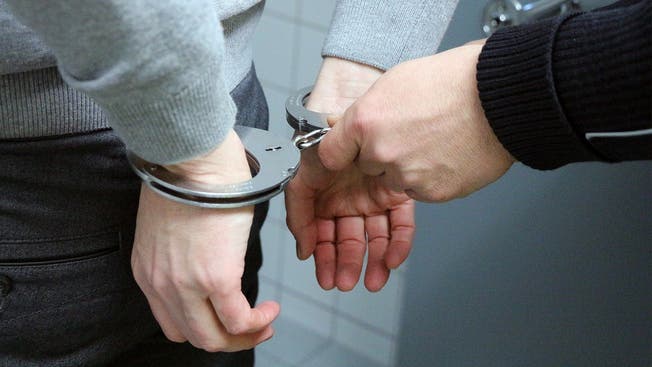 Die mutmasslichen Einbrecher, zwei Litauer im Alter von 40 und 45 Jahren, beide ohne Wohnsitz in der Schweiz wurden vorläufig festgenommen. (Symbolbild)