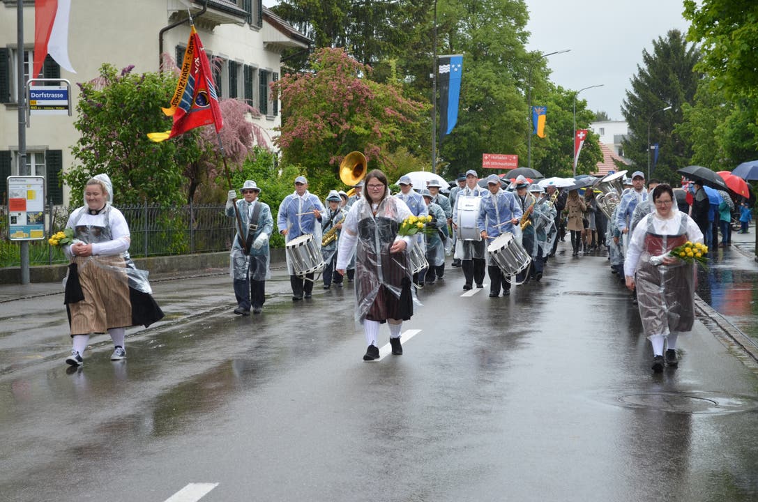 Die Ehrendamen der MG Schinznach-Dorf marschieren vorneweg.